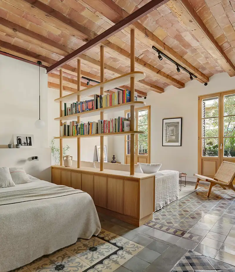 interno con mobili su misura, esempio di come arredare casa con soffitto a volta