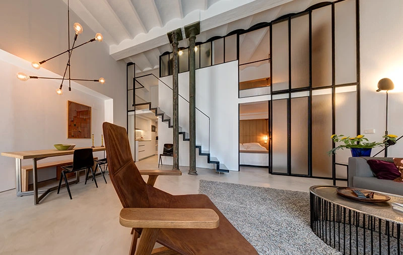 Loft con soppalco a Siviglia: colonne in ghisa originali, scala in metallo e parete divisoria in vetro