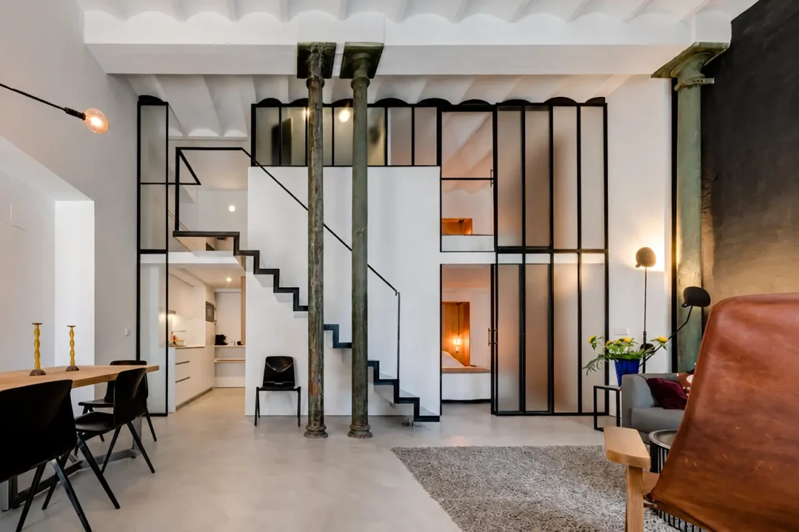 Loft con soppalco a Siviglia: vista generale dello spazio industriale ristrutturato