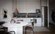 cucina bianca moderna con dettagli in legno scuro