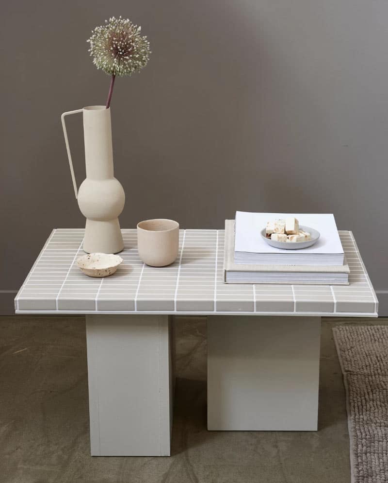 tavolino in legno con piano rivestito di piastrelle beige