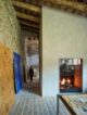 interno casa di campagna con muri in pietra