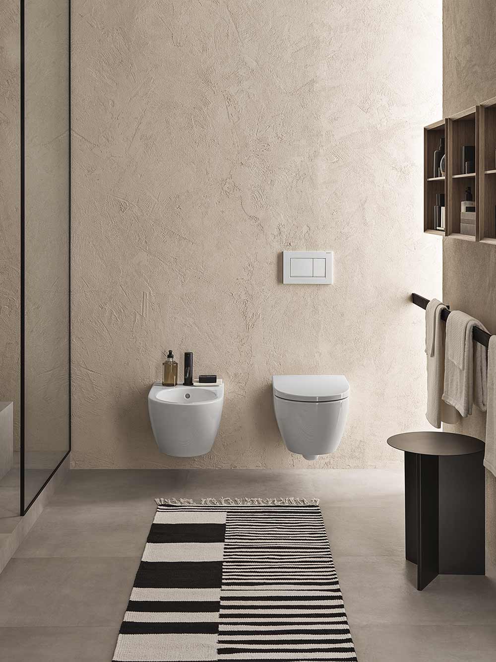 bagno per due sanitari Geberit iCon Vaso e bidet sospesi bianco lucido 01