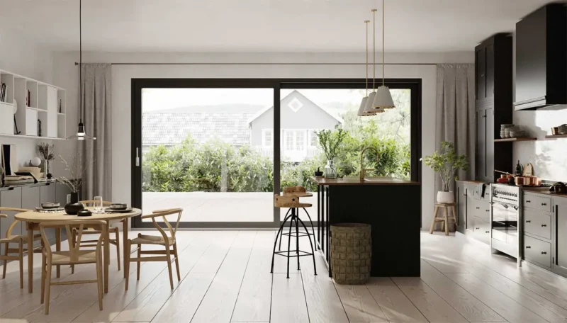 ampia vetrata con porte finestre scorrevoli in PVC