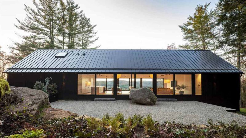 Casa in Legno Moderna Ispirata ai Fienili Tradizionali: la Ledge House di Desai Chia Architecture