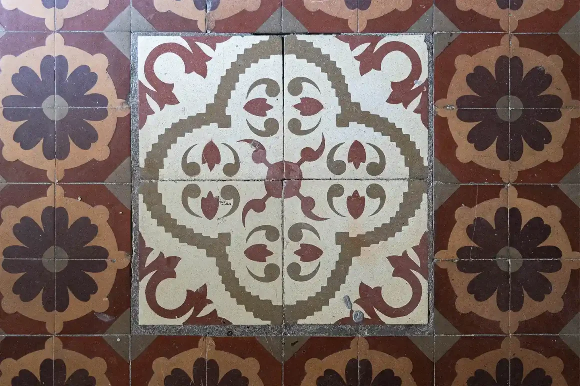 Pavimento in cementine con decoro floreale geometrico bordeaux, beige e tortora, stile vintage