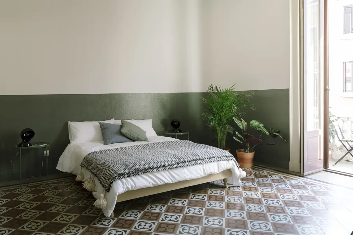 Ristrutturazione appartamento anni '30 a Milano: camera con parete verde a mezza altezza e cementine originali, guesthouse Nolita by ATOMAA