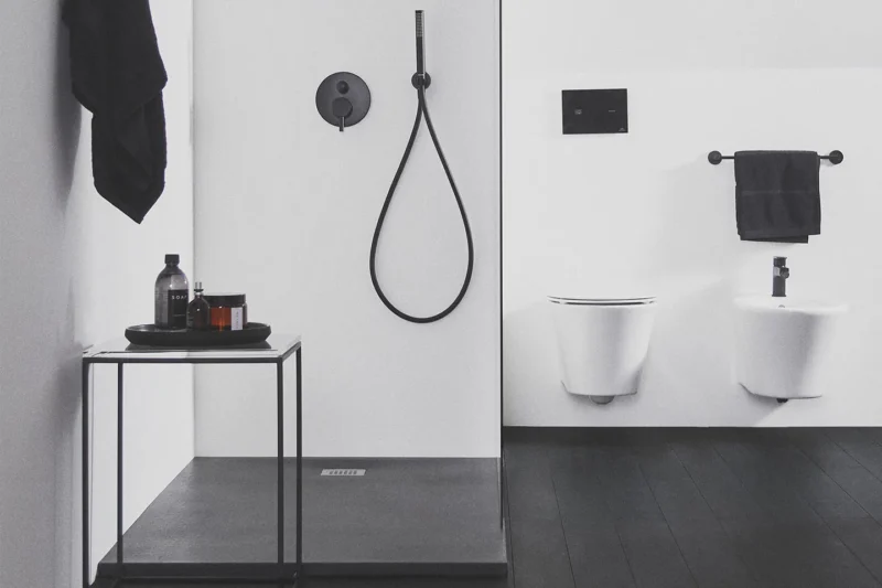 Il bagno nero conquista il design: idee, abbinamenti e ispirazioni per uno spazio da sogno