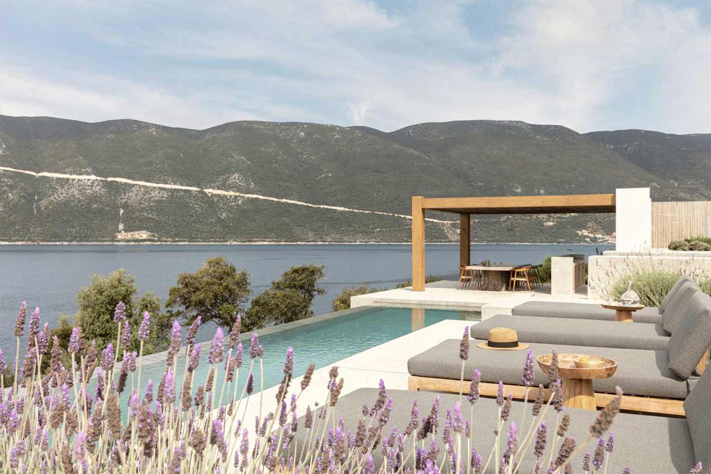 terrazza con piscina Villa Apollon a Lefkada