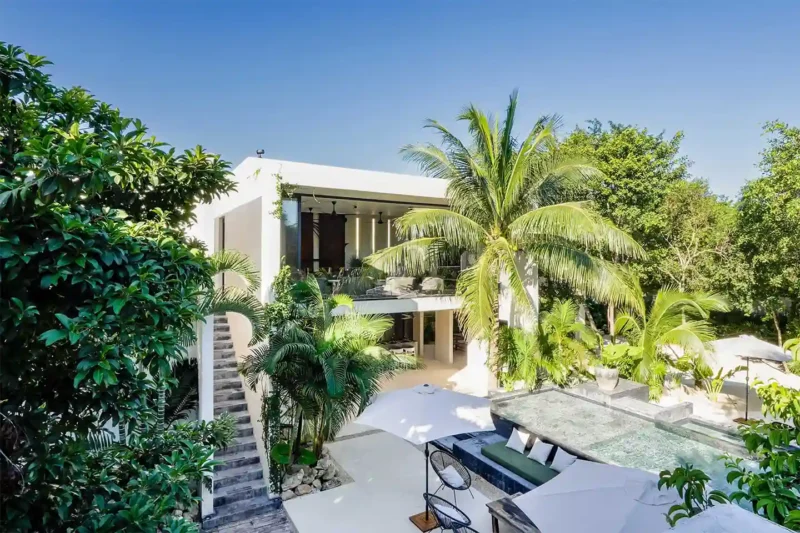 Facciata del Boutique Hotel 16 Tulum con scala esterna e giardino tropicale