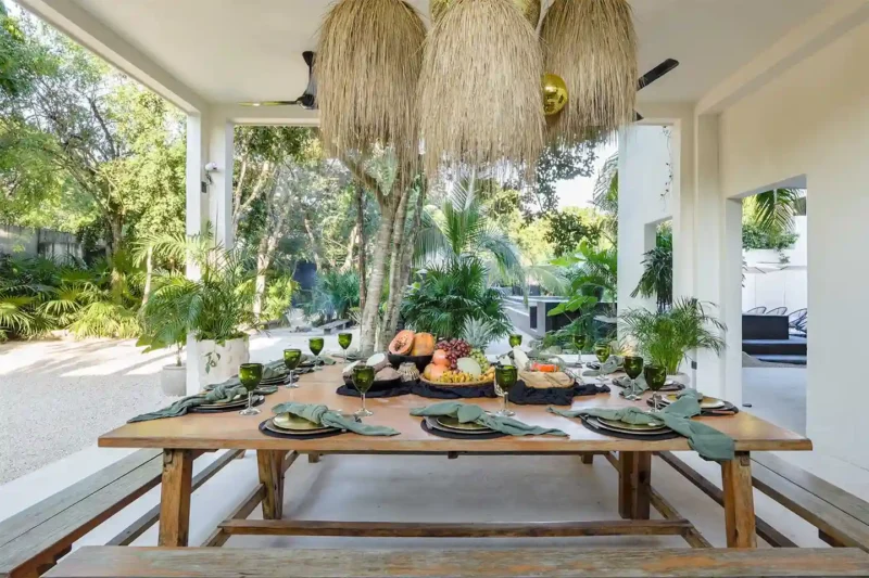 Sala da pranzo con tavolo familiare del Boutique Hotel 16 Tulum