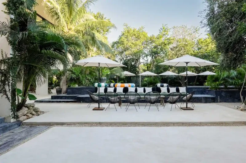Salotto esterno a bordo piscina del Boutique Hotel 16 Tulum