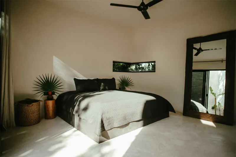 Suite king-size del Boutique Hotel 16 Tulum con arredi minimalisti e luce naturale