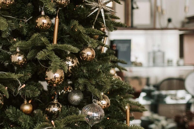 Albero di Natale: come disporre gli addobbi natalizi