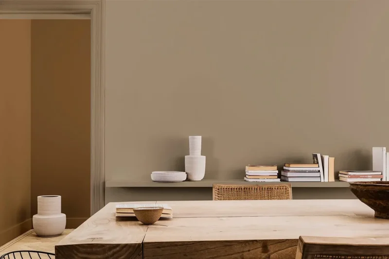 Pareti Color Tortora: la nuova grammatica dell'eleganza domestica 2 Legno chiaro e ceramiche opache dialogano con le pareti color tortora, esaltandone la matericità.