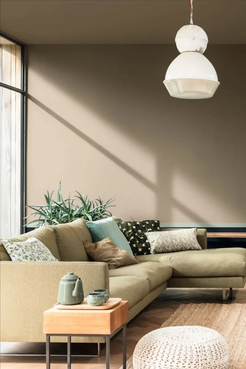Pareti Color Tortora: la nuova grammatica dell'eleganza domestica 4 luce natirale sulle pareti color tortora del soggiorno