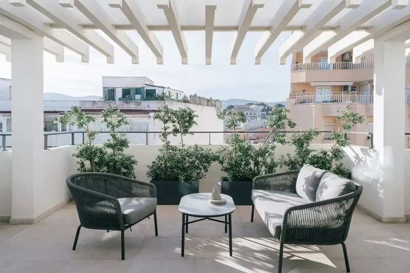 terrazzo appartamento arredato con un salottino moderno in rattan sintetico
