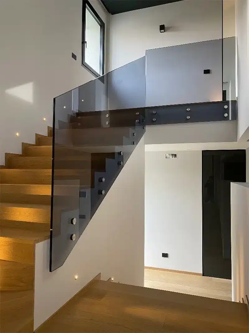 Scale e parapetti in vetro per un design leggero ed elegante scala con parapetto in vetro