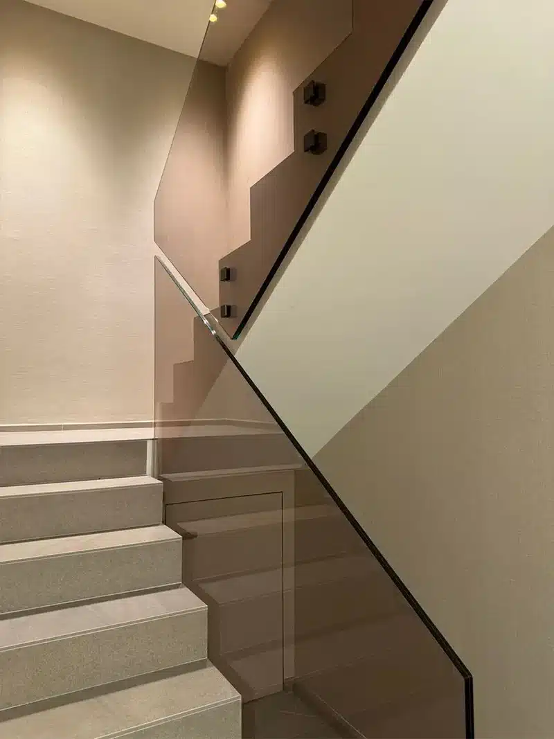 Scale e parapetti in vetro per un design leggero ed elegante scala con parapetto in vetro fumè, tra le realizzazioni di scale e parapetti in vetro di Valentino Glass