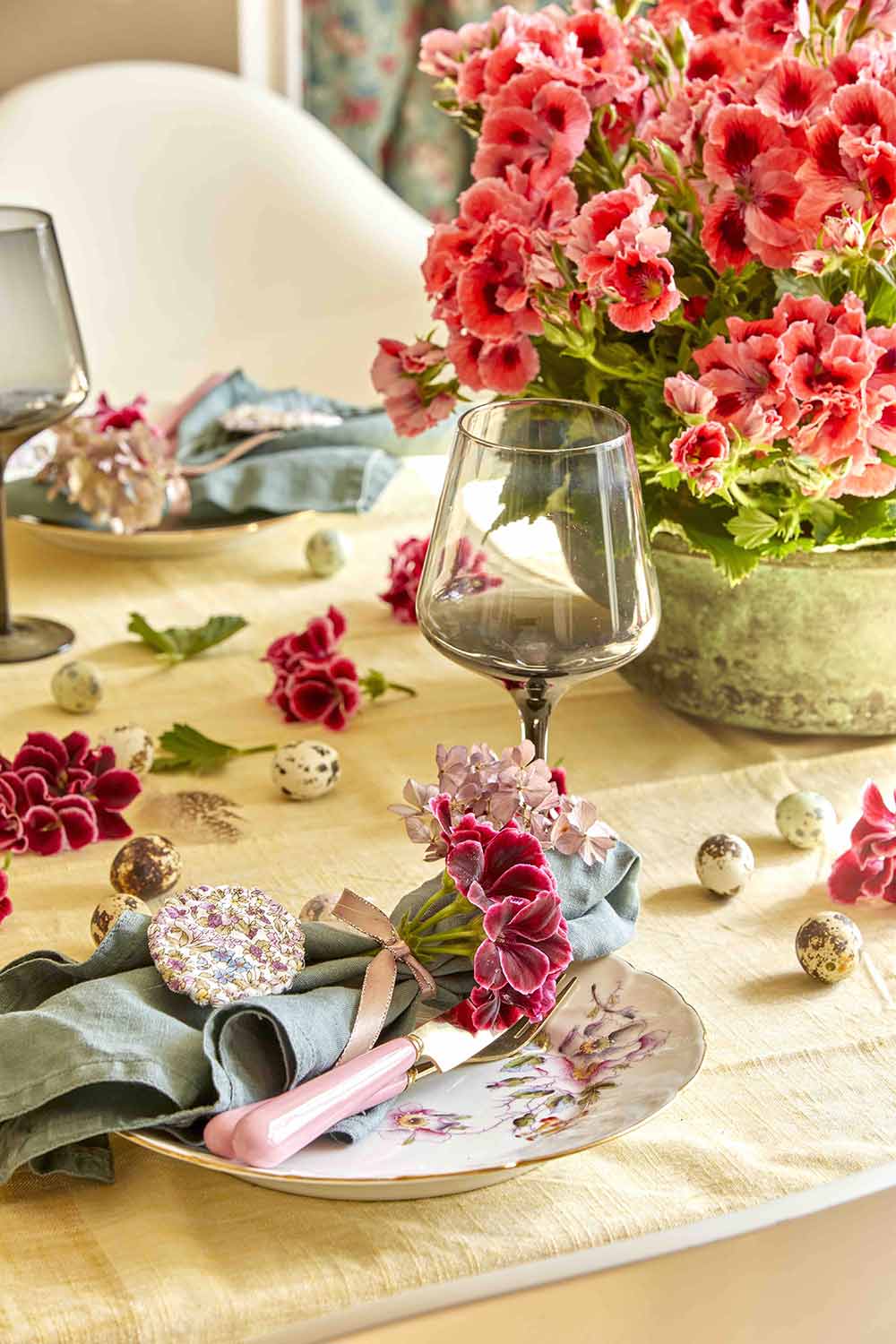 fiori colorati e uova per una tavola di Pasqua super chic