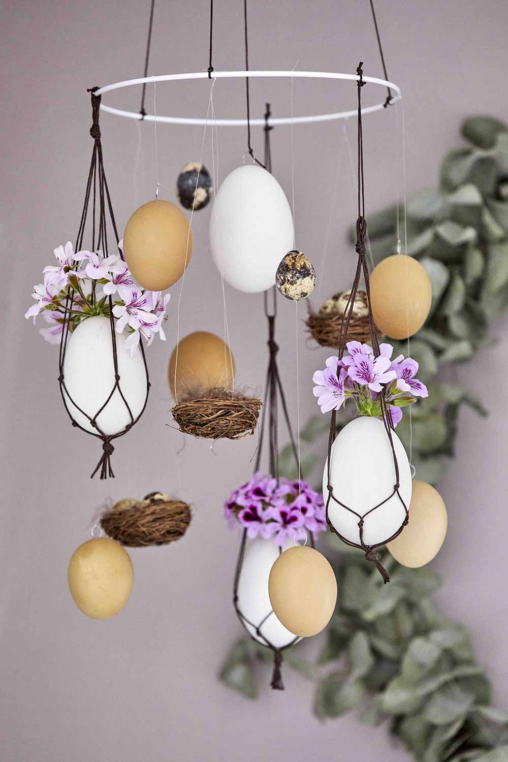 Uova e fiori per decorazioni DIY di Pasqua