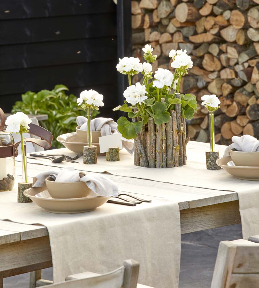 segnaposto natural e gerani bianchi per la tavola estiva