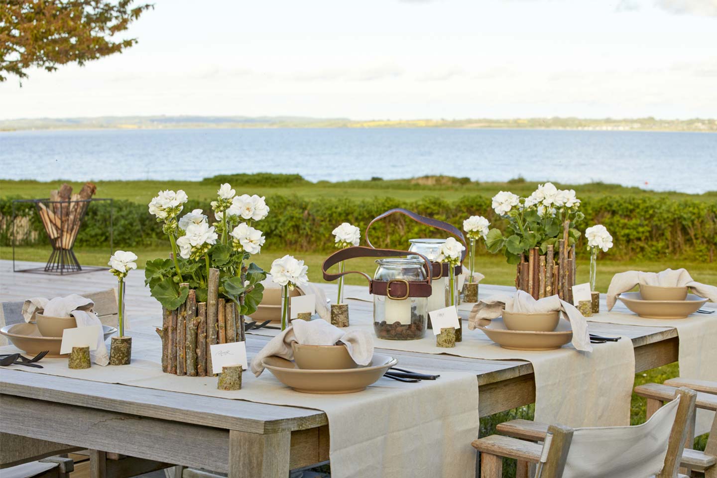tavola estiva decorata con gerani bianchi 