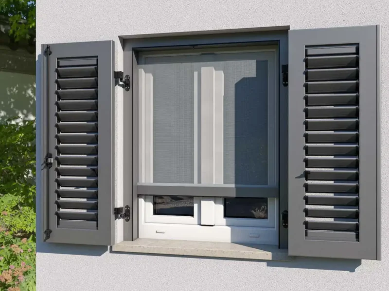 Finestra di casa con zanzariera a rullo verticale, tra le tipologie di zanzariere tra cui scegliere
