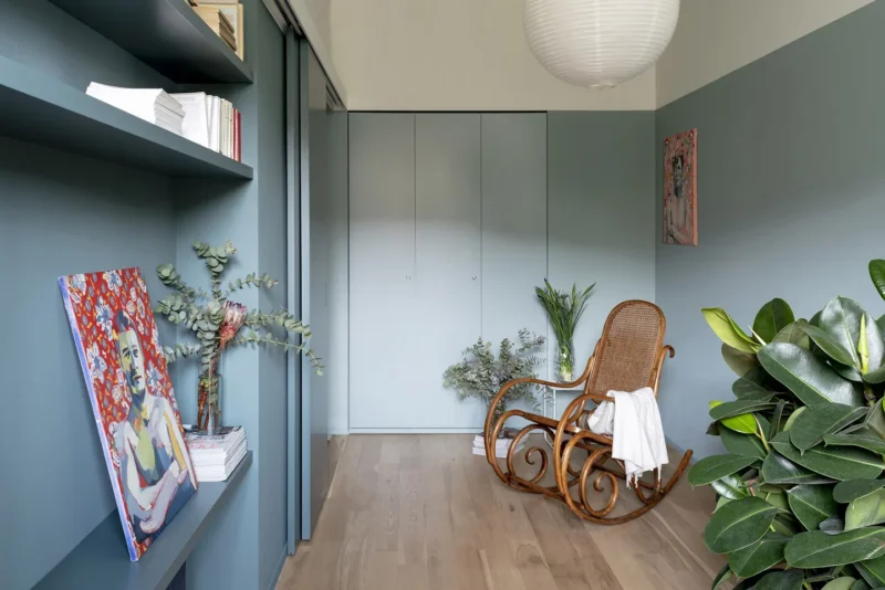 Angolo lettura con sedia a dondolo vintage in paglia di Vienna, arredo storico integrato nel progetto Atelierzero