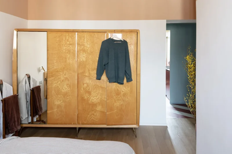 Armadio vintage anni '70 in legno con specchio nella camera da letto dell'appartamento 60 mq
