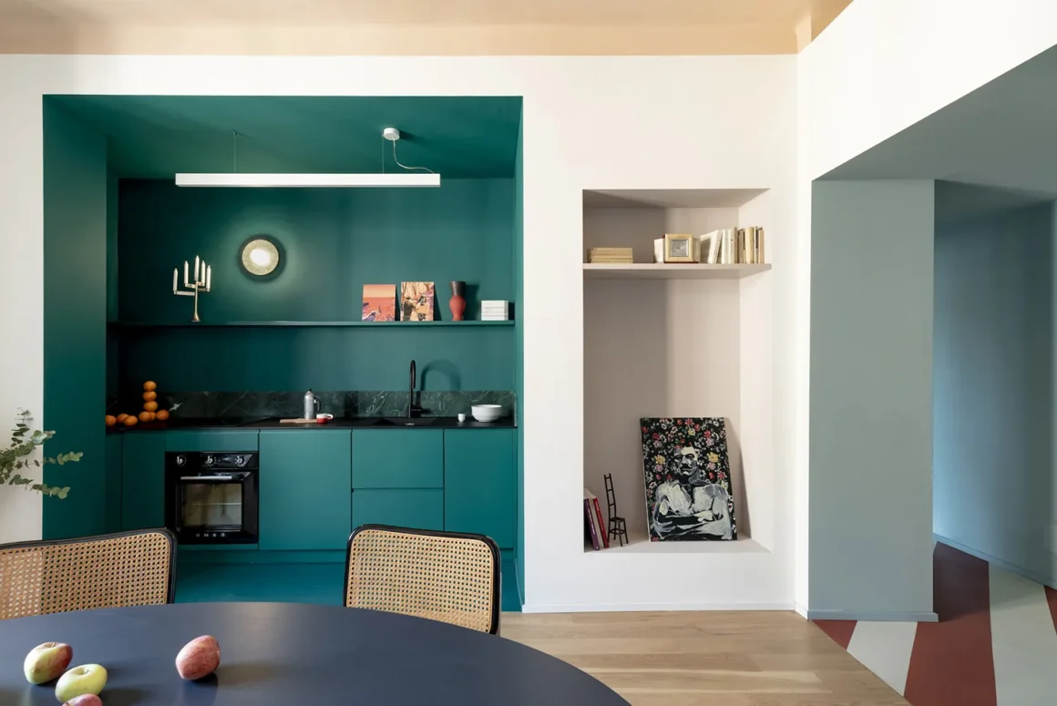 Rinnovare con il colore: appartamento 60 mq firmato Atelierzero, cucina verde smeraldo e zona pranzo a Milano