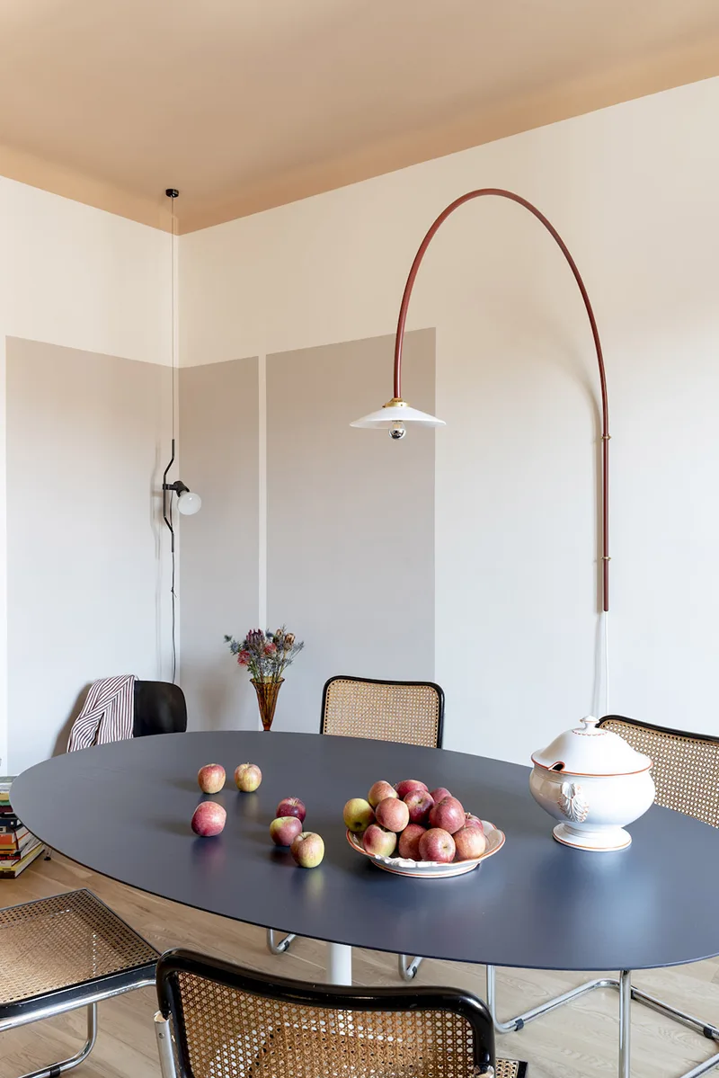 zona pranzo con forme dipinte sulla parete, esempio di come rinnovare con il colore uno spazio conviviale