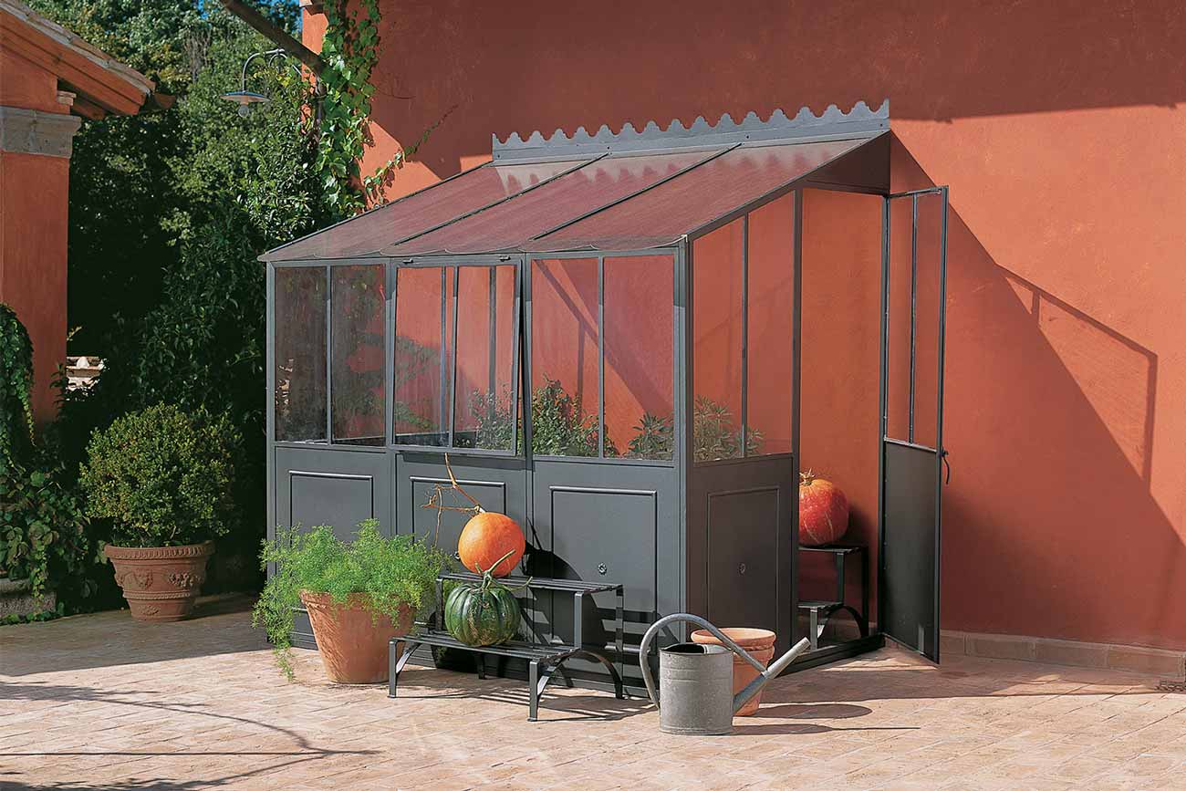 Giardino d’inverno con struttura in fero e vetri addossata a parete