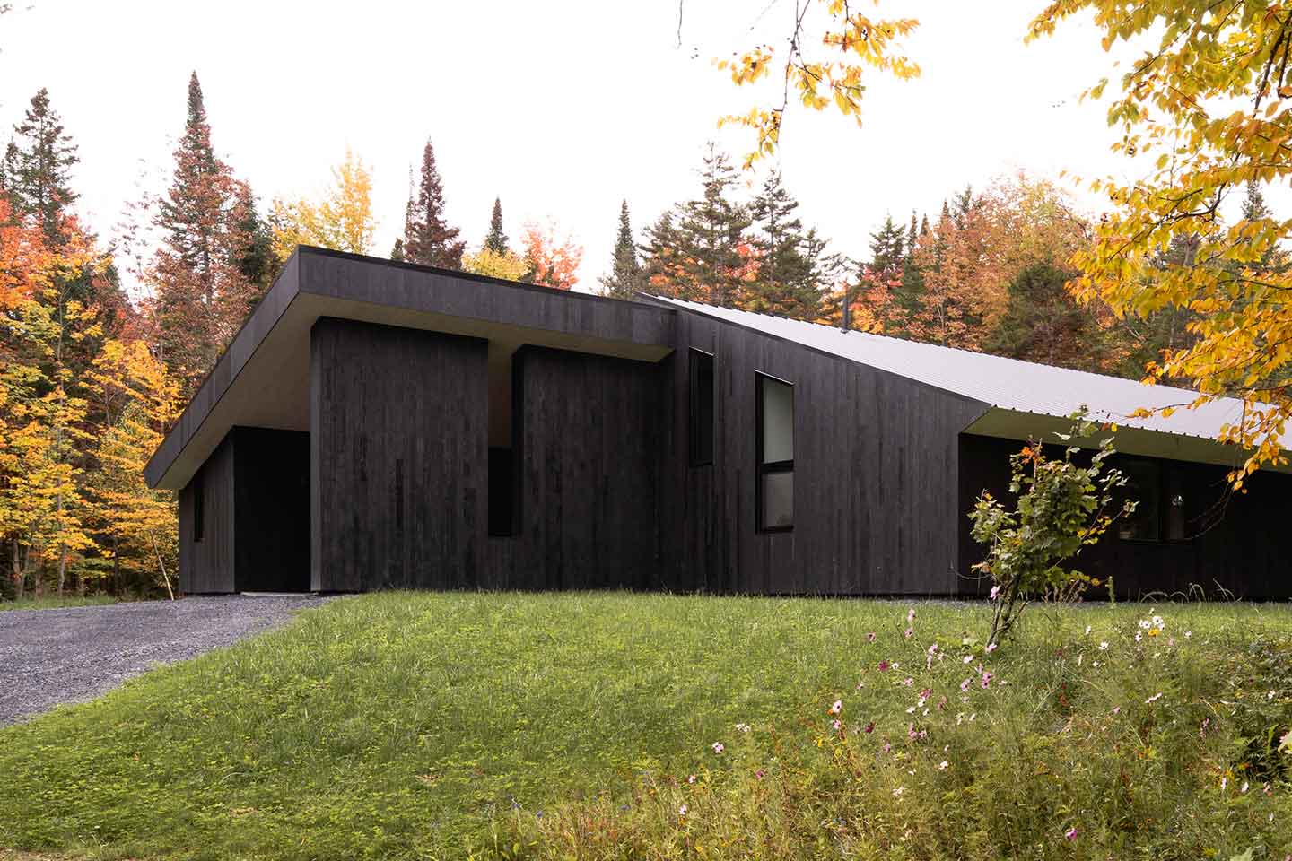 una casa passiva nei boschi canadesi