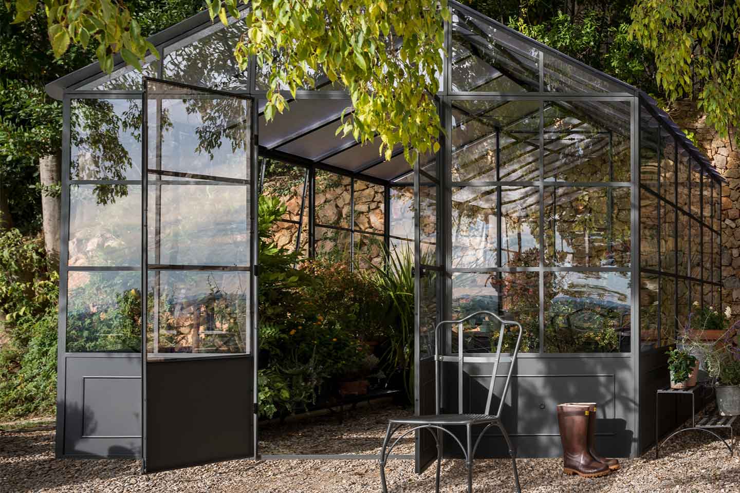 Orangerie di Unopiù con piante nel giardino di casa