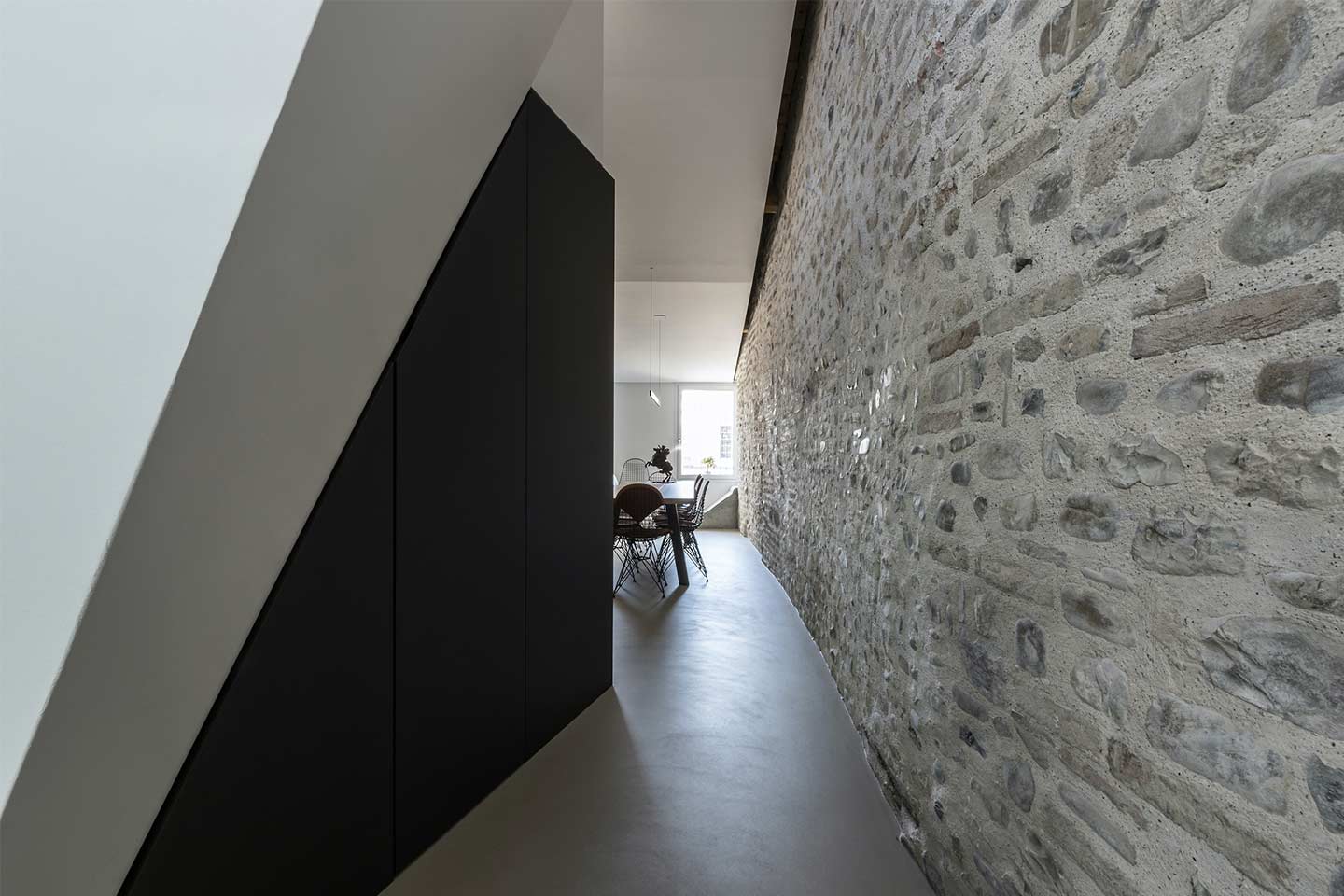 Mix and match di materiali nel nuovo appartamento dell'architetto Michele Morelli