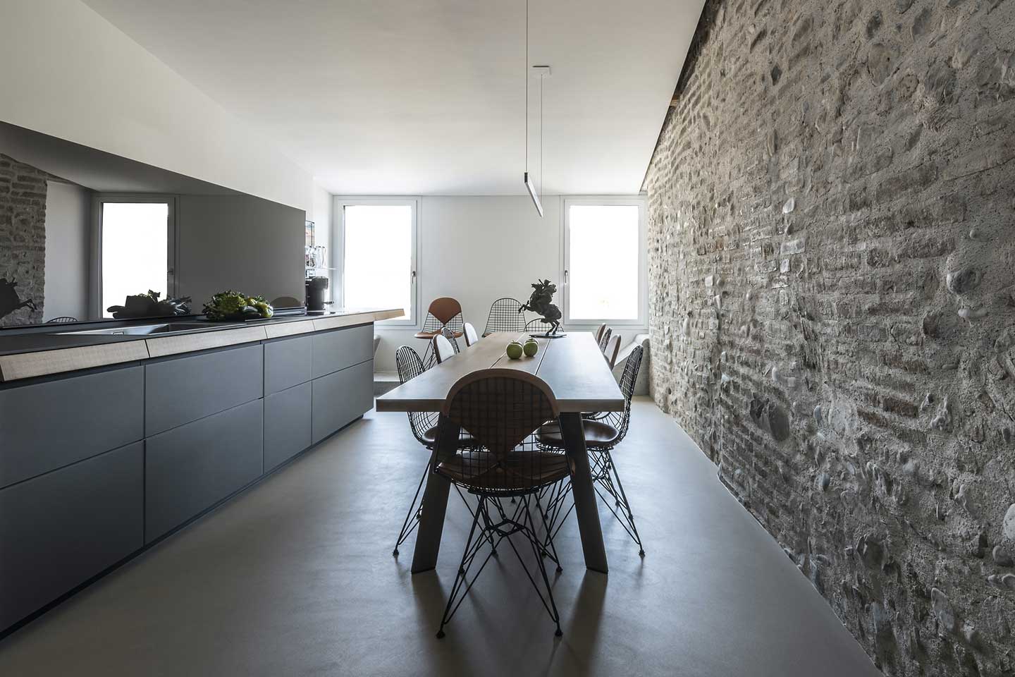 Mix and match di materiali nel moderno appartamento dell'architetto Michele Morelli