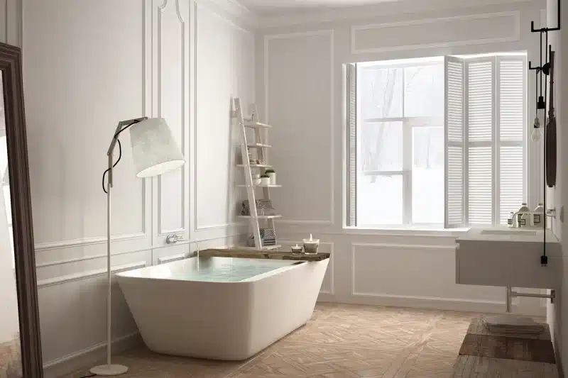 bagno elegante con pannelli boiserie in legno sulle pareti