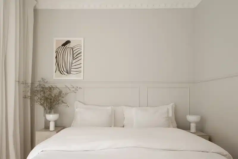Boiserie in legno a mezza parete in camera da letto