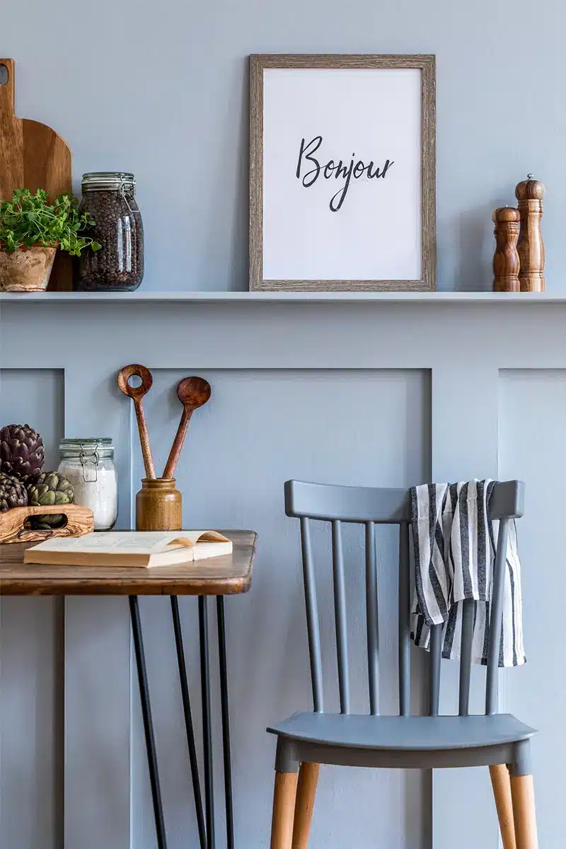 Boiserie in cucina con mensola porta oggetti