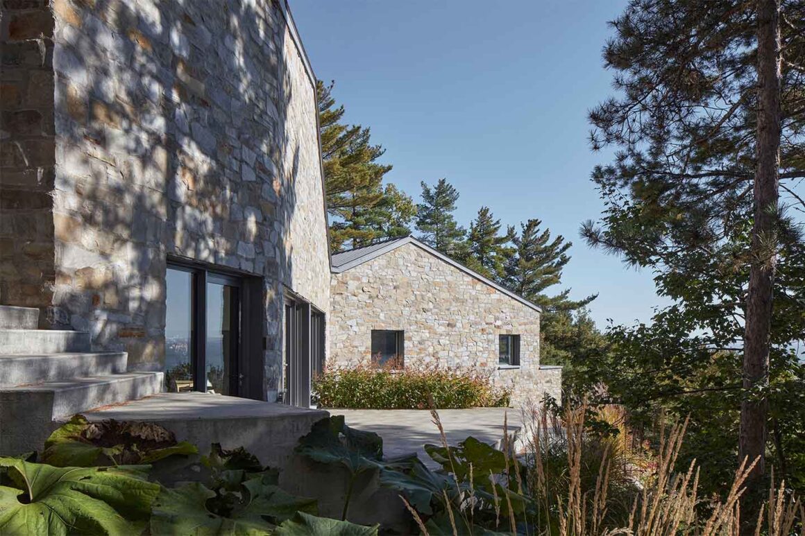 la casa in pietra progettata da Atelier Carle