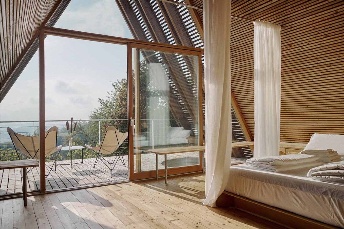 interno capanna di legno dell'eco-hotel LILELO