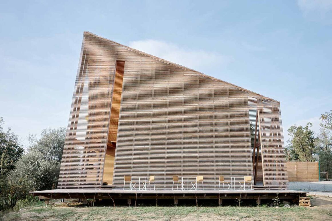 capanna di legno con spazi comuni