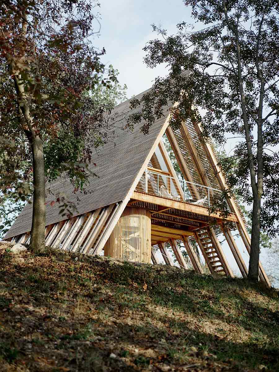 capanna in legno sollevata da terra