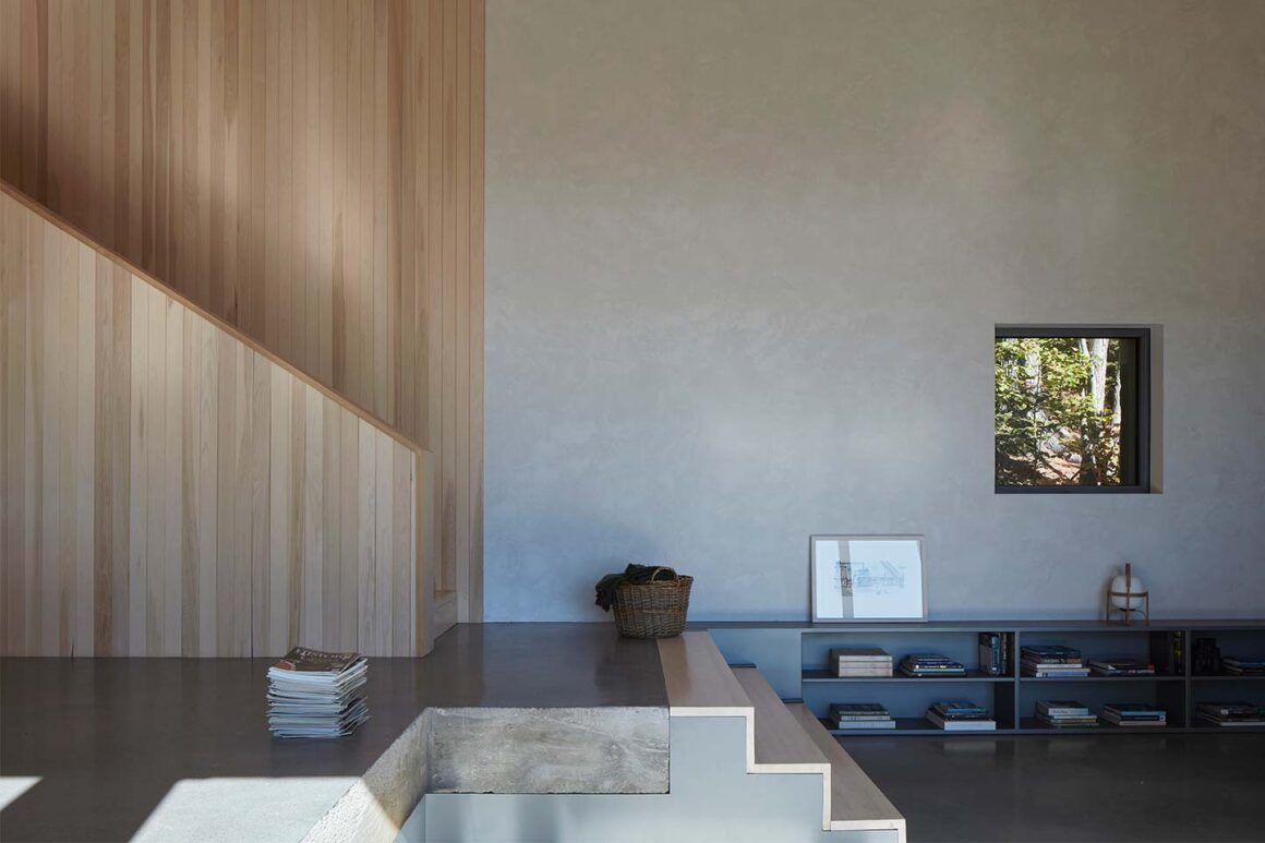 casa in pietra costruita su una rupe rocciosa