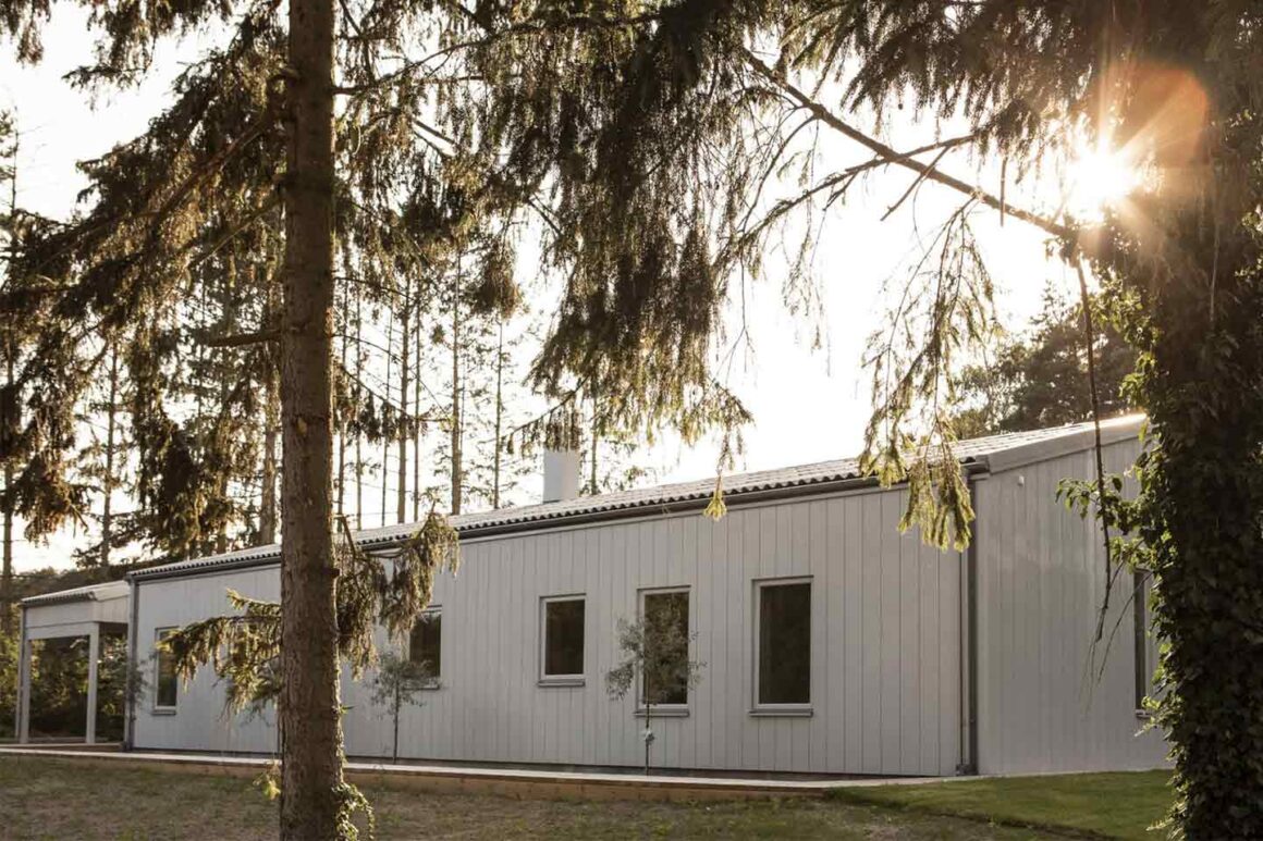 esterno casa contemporanea di nuova costruzione in Svezia