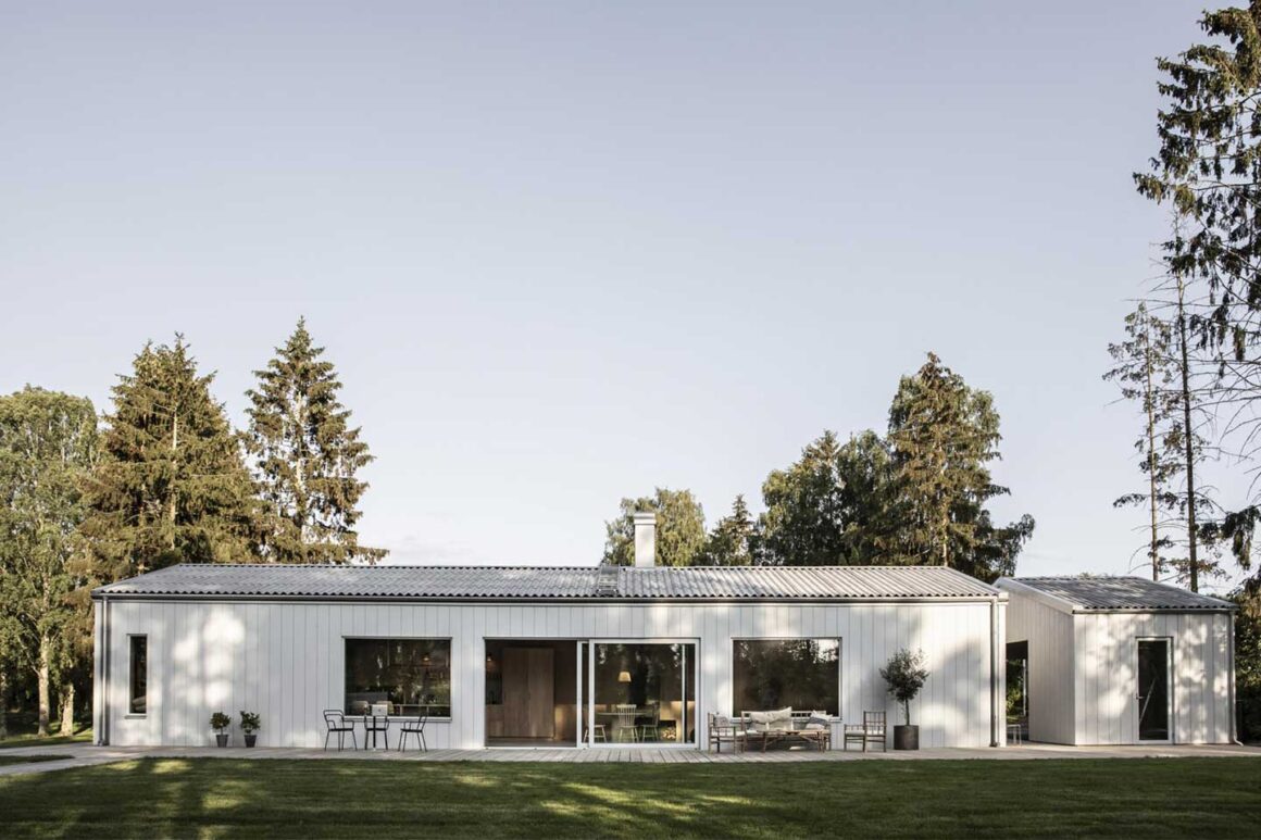 casa di nuova costruzione nella campagna svedese