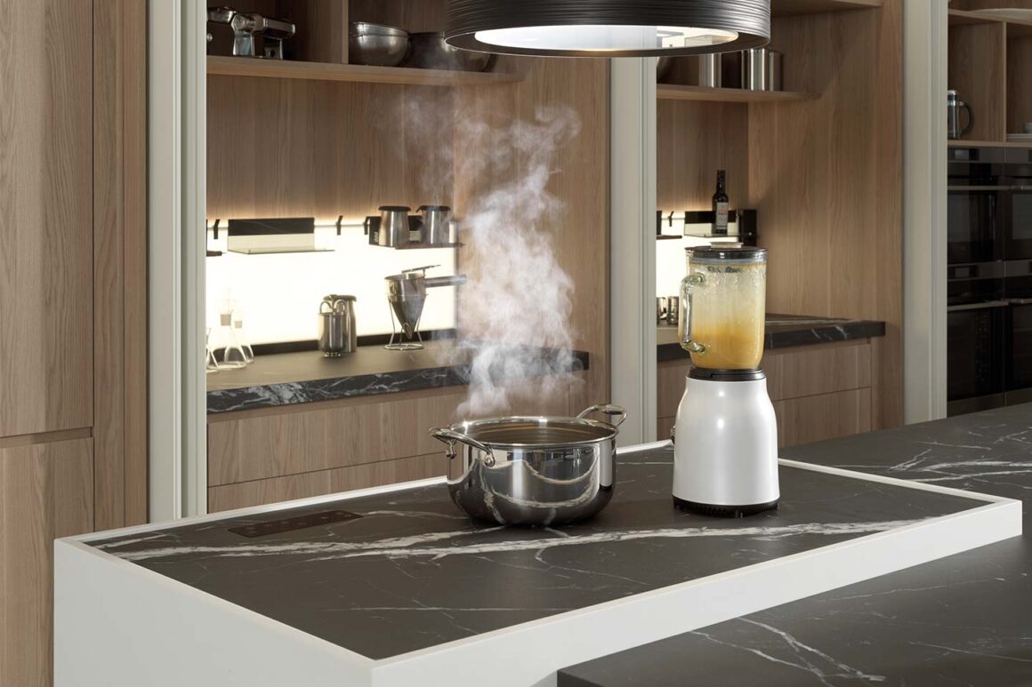 Piano cottura a induzione invisibile SmartKitchen di Gamadecor