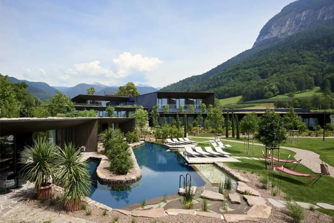 Vista panoramica del Manna Resort, hotel di design in Alto Adige tra biopiscina e Dolomiti