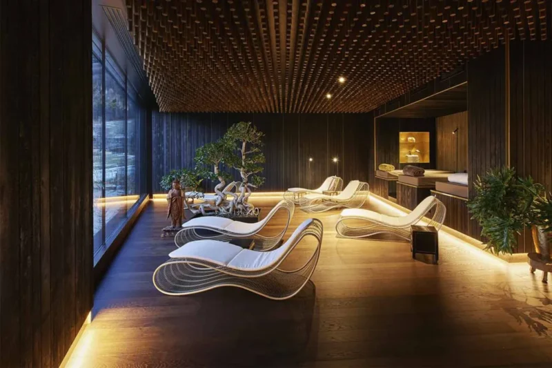 Sala relax della Spa del Manna Resort di Bolzano con lettini di design e illuminazione orientale